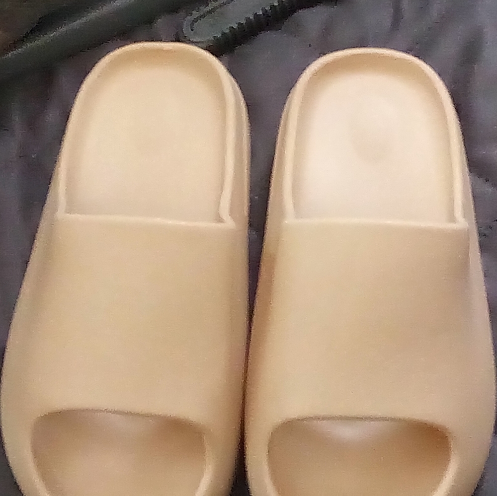 Yeezy slides woman